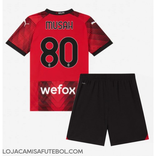 Camisa de Futebol AC Milan Yunus Musah #80 Equipamento Principal Infantil 2023-24 Manga Curta (+ Calças curtas)